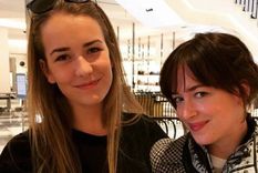 Dakota Johnson junto a su hermana más pequeña, Grace Johnson.