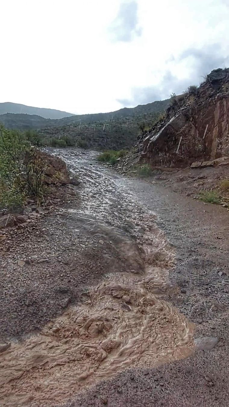 El agua descendiendo por el Cerro Arco. Otra de las imágenes que registró Antonio. El agua descendiendo por el Cerro Arco. Otra de las imágenes que registró Antonio.