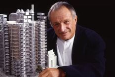 Richard Rogers con un modelo del edificio Lloyds en 1995.