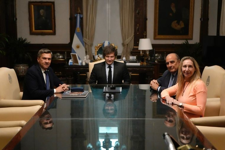 El presidente Javier Milei se reunió en la Casa Rosada con el gobernador de Chaco, Leandro Zdero, el jefe de Gabinete, Guillermo Francos y la secretaria General de la Presidencia, Karina Milei. Foto: Prensa Presidencia