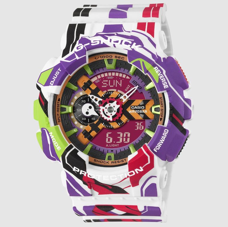 La esfera incluye guiños al anime: pantalla roja tipo alertas de NERV, numerales blancos y un marcador de modo inspirado en Sachiel. La esfera incluye guiños al anime: pantalla roja tipo alertas de NERV, numerales blancos y un marcador de modo inspirado en Sachiel.