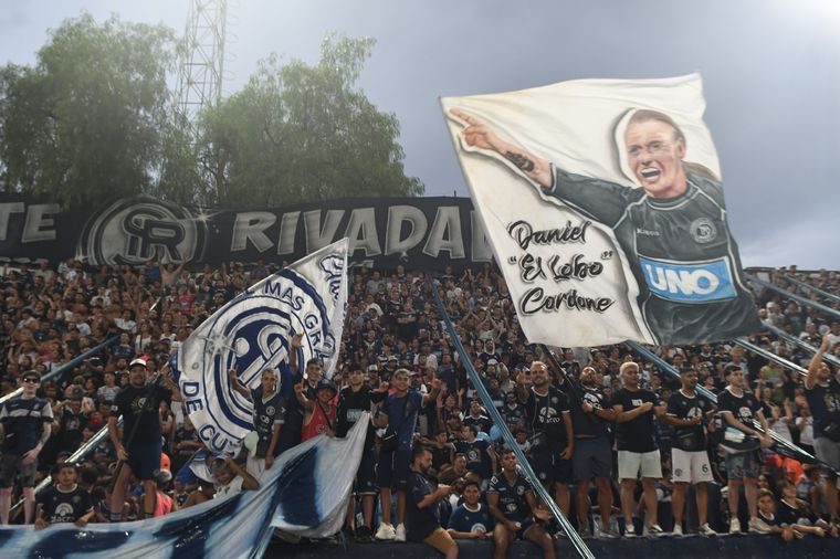 Los hinchas de Independiente Rivadavia en la previa a su debut en Primera. Foto: Juan Ignacio Blanco / MDZ