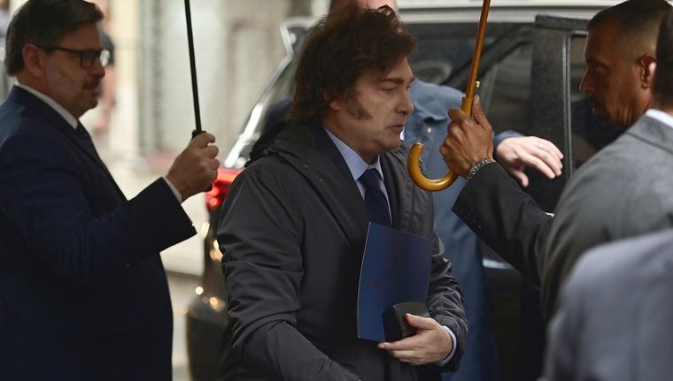 En el Gobierno explicaron los motivos por los que el presidente Javier Milei decidió esperar cinco días para viajar a Bahía Blanca tras la trágica inundación que azotó a la ciudad. Foto: EFE