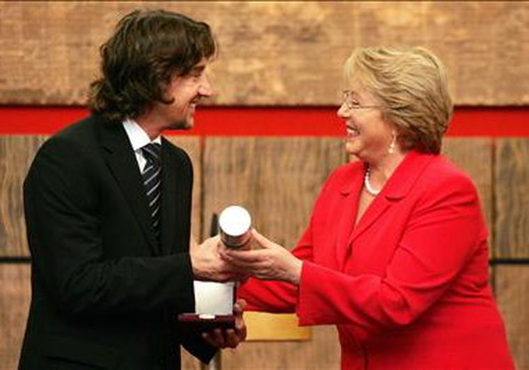 El prestigioso bailarín y la presidenta Bacelet. Foto: EFE