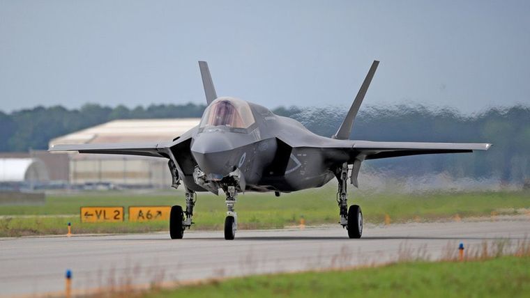Estados Unidos suma aviones para bombardeo en su misión que amenaza al régimen de Venezuela. 