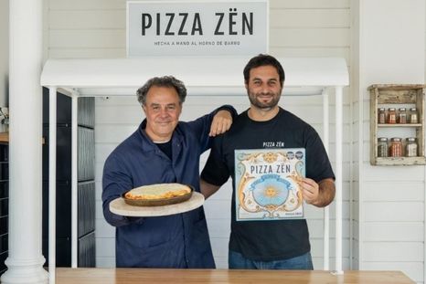 Durante el último Mundial surgió la idea de ofrecer una pizza al molde, bien argentina, lista en el freezer, una solución práctica para acompañar los partidos sin resignar calidad ni sabor. Durante el último Mundial surgió la idea de ofrecer una pizza al molde, bien argentina, lista en el freezer, una solución práctica para acompañar los partidos sin resignar calidad ni sabor.