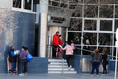 MDZol | Rotura Un hombre tomó carrera y le pegó una patada a la puerta de la clínica. Foto: ALF PONCE MERCADO / MDZ