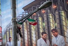 Un cartel en una calle de Teherán muestra máquinas para el enriquecimiento de uranio y científicos iraníes muertos en ataques israelíes. Un cartel en una calle de Teherán muestra máquinas para el enriquecimiento de uranio y científicos iraníes muertos en ataques israelíes.