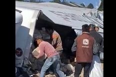 El camión volcó en una curva