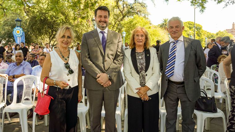 Stella Maris Laborde (reina nacional de la Vendimia 1974), José María Videla Sáenz, Esther Sánchez (rectora de la UNCuyo) y el el cónsul español Ramón Blecua Casas. Stella Maris Laborde (reina nacional de la Vendimia 1974), José María Videla Sáenz, Esther Sánchez (rectora de la UNCuyo) y el el cónsul español Ramón Blecua Casas.