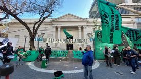 La reforma se trató en un marco de protesta frente a la Legislatura.&nbsp;