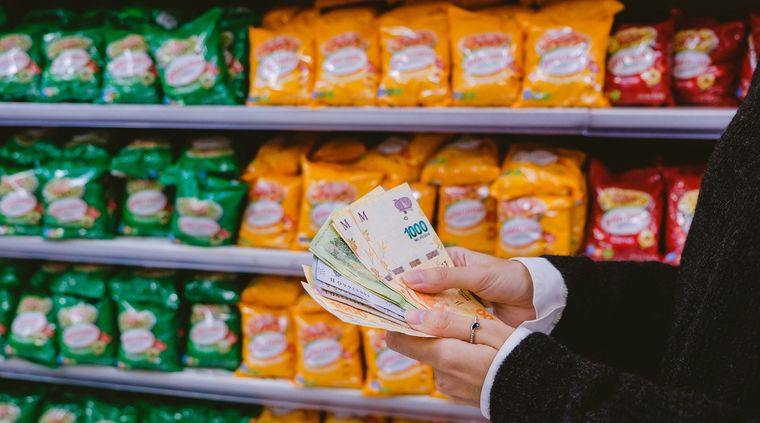 Las empresas prevén incrementos salariales para 2024 de un total acumulado de 198%.  Foto: Shutterstock