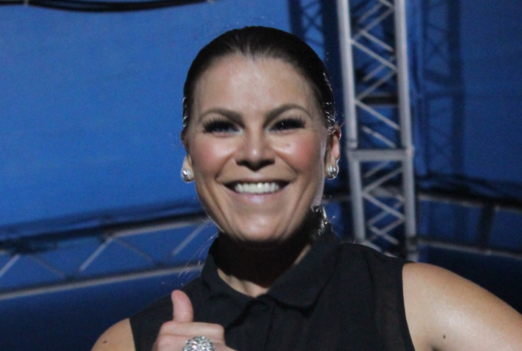 Olga Tañón sabe dar cátedra de moda y estilo con los looks que elige cada día. Foto: WIKIPEDIA
