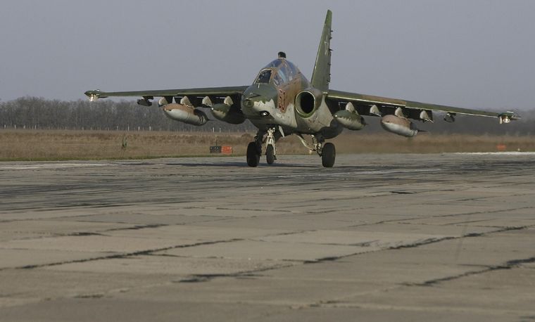El avión de guerra Su-25, de Rusia. Foto: AFP / SERGEI VENYAVSKY / NA