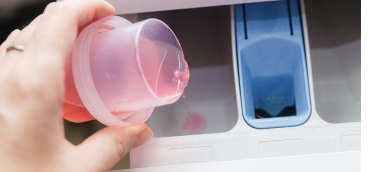 El jabón y restos de enguaje suelen quedar en estos compartimientos Foto: Shutterstock