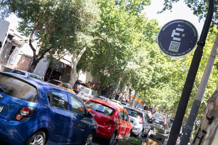 A un mes de su implementación, el estacionamiento digital sigue ganando adeptos. Foto: Ciudad de Mendoza