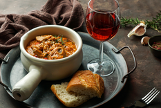 La caldereta nació como una receta de pastores, quienes cocinaban el cordero recién sacrificado en calderas de hierro, aprovechando hierbas y vino del entorno para dar sabor.