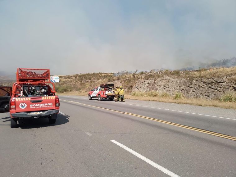 Unos 130 bomberos, personal de Etac y tres aviones hidrantes están abocados en sofocar el incendio en las Altas Cumbres Foto: Bomberos de Villa Carlos Paz