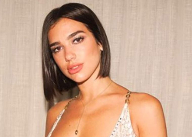 DUA LIPA LA CANTANTE DE 27 AÑOS ES UNA DE LAS ARTISTAS MÁS RELEVANTES DE LA ESCENA ACTUAL. Foto: https://www.elsiglodedurango.com.mx/noticia/2018/dua-lipa-sorprende-con-vestido-transparente.html