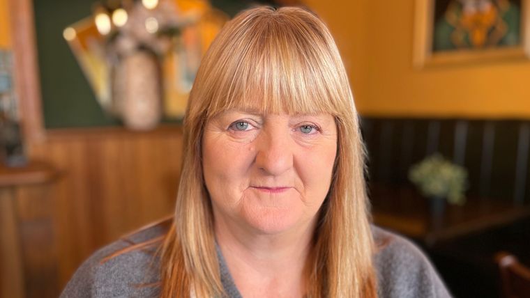 Joan Scourfield ha perdonado al hombre que mató de un solo golpe a su hijo hace casi 15 años.