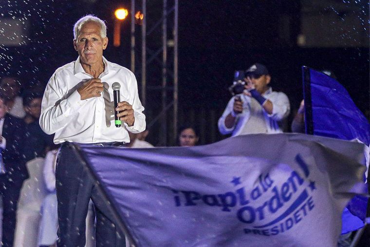 Su lema "¡Papi a la orden!" se popularizó cuando en 2005 compitió por primera vez en las primarias del Partido Nacional para la alcaldía del Distrito Central.