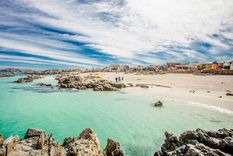 Bahía Inglesa es una de las playas más transparentes de Chile y se ubica en la costa del desierto de Atacama.