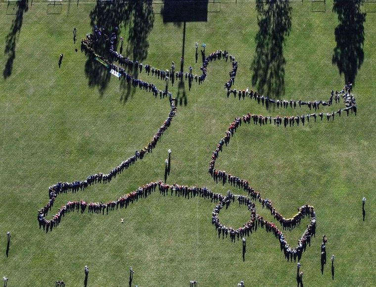 Los chicos utilizaron sus propios cuerpos para representar la imagen del Dibu Martinez en la recordada atajada que fue clave para obtener la tercera Copa del Mundo Foto: Instagram @emi_martinez26