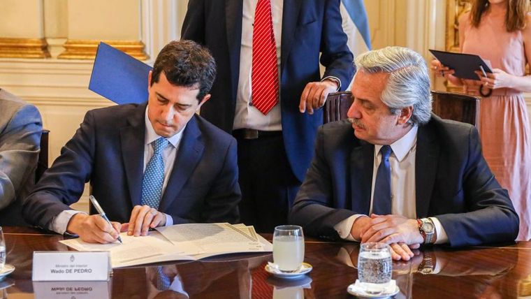 El Presidente Alberto Fernández y el ministro del interior Eduardo Wado de Pedro.