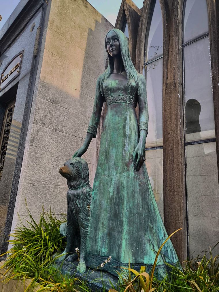 La escultura en honor a la joven. Foto: Mauro Sturman