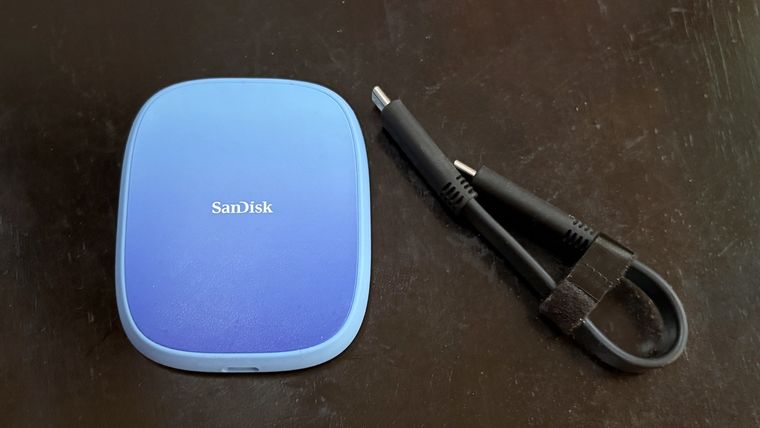 La unidad de SanDisk se adhiere magn&eacute;ticamente al tel&eacute;fono para expandir el almacenamiento.