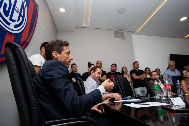 Marcelo Moretti, alejado del club tras el escandaloso video donde se lo ve recibiendo dinero de la madre de un juvenil, fue apuntado por el Tribunal de Ética de San Lorenzo. 