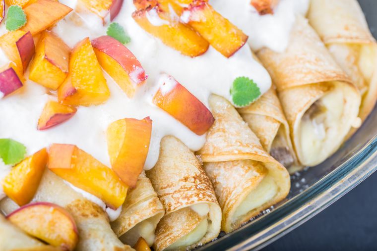 En la receta de panqueque de durazno y crema, la crema batida se puede reemplazar por yogur para una versión más ligera. En la receta de panqueque de durazno y crema, la crema batida se puede reemplazar por yogur para una versión más ligera.