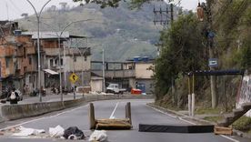 Los narcotraficantes robaron al menos 50 autobuses y los utilizaron para bloquear los accesos principales de la ciudad de Río de Janeiro. Los narcotraficantes robaron al menos 50 autobuses y los utilizaron para bloquear los accesos principales de la ciudad de Río de Janeiro.