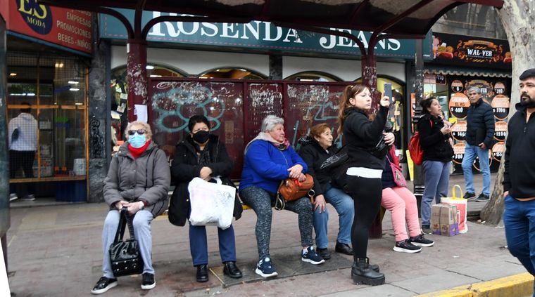 En las paradas de colectivos de Mendoza se escuchan quejas pese a los cambios para reforzar el sistema Foto: ALF PONCE MERCADO / MDZ