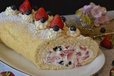 una verdadera delicia: exquisito brazo gitano con crema y fresas ¡en 4 pasos!