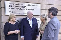 El ministro de Salud, Ginés González García, en la puerta del Instituto Malbrán
