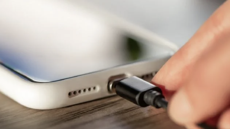 Realizar una limpieza cotidiana del parlante del celular permite mejorar la calidad de sonido. Foto: Freepick Realizar una limpieza cotidiana del parlante del celular permite mejorar la calidad de sonido. Foto: Freepick