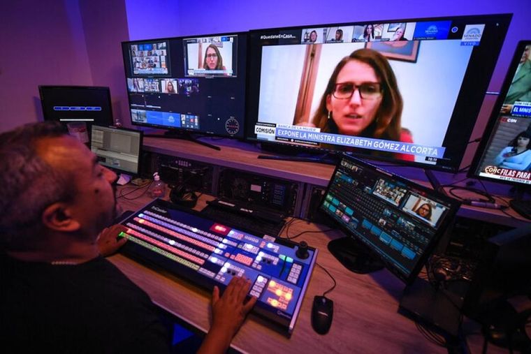 Online La ministra se comunicó por Internet con la Cámara Alta.