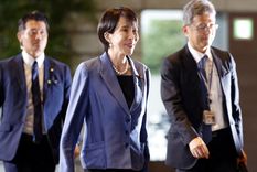 Sanae Takaichi (centro), primera ministra de Japón, en el medio de una situación compleja, que podría tener impacto en la cotización del yen.&nbsp;