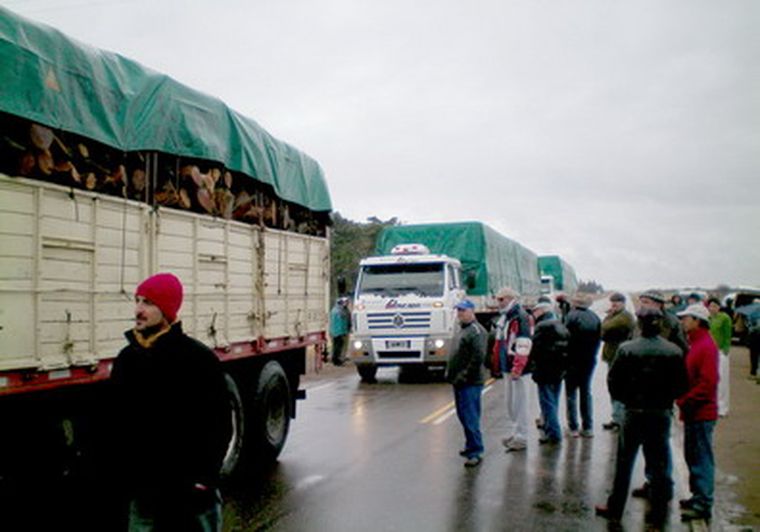 Unos 200 productores protestaron hoy cortando la ruta 188. Foto: GENTILEZA