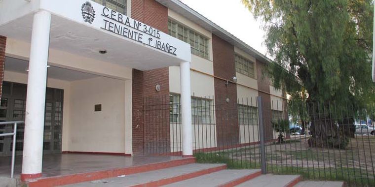Frente del CENS Tte. 1° Ibáñez Foto: Maggie Ojcius/ Mediamza.com