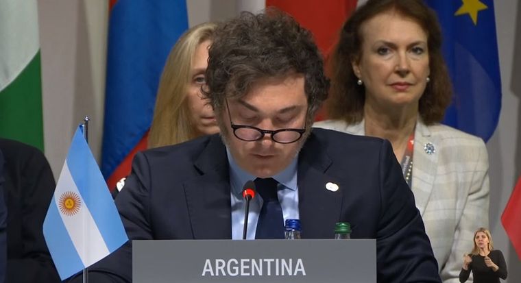 El presidente de la Nación, Javier Milei, junto a la secretaria de Presidencia, Karina Milei y la canciller Diana Mondino en la cumbre por la paz en Ucrania Foto: Captura de video