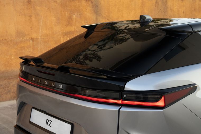 La nueva gama del Lexus RZ llegará a los concesionarios de toda Europa a finales de 2025.