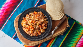 Esta receta de picadillo mexicano tiene raíces coloniales, combinando ingredientes europeos como la carne molida con productos autóctonos como el jitomate y el chile, lo que la convierte en un símbolo del mestizaje culinario.