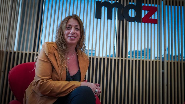 Delia Sisro, la Secretaria General del Ministerio de Seguridad de la Ciudad de Buenos Aires y autora del libro Asesinaron al fiscal Nisman, yo fui testigo, en la redacción de MDZ. Foto: Analía Melnik/MDZ