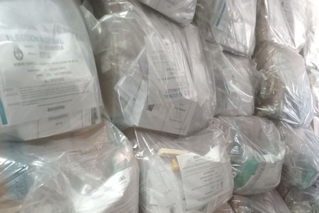 Los kits incluyen urnas, boletas, sellos, lapiceras indelebles y el padrón de cada mesa. Los kits incluyen urnas, boletas, sellos, lapiceras indelebles y el padrón de cada mesa.