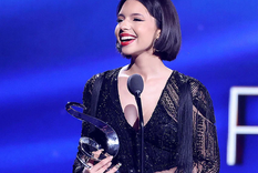 Ángela Aguilar, radiante recibiendo un premio. Foto: Billboard - https://www.billboard.com/wp-content/uploads/2022/02/A%CC%81ngela-Aguilar-Premio-Lo-Nuestro-2022-billboard-1548.jpg