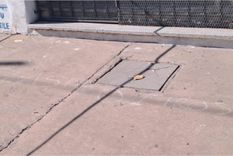 La frase plasmada en la vereda de la institución Foto: Gentileza