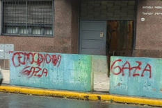 La fachada de la escuela con las pintadas que fomentan el antisemitismo.
