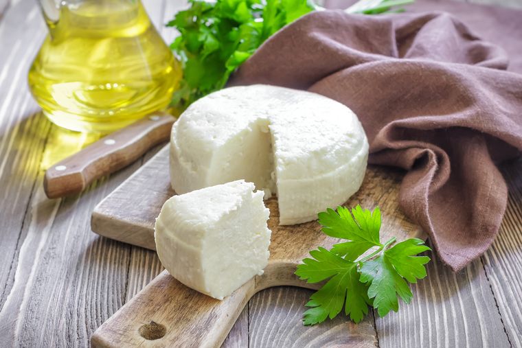 Entre los productos prohibidos por la Anmat se encuentra un queso cremoso. Foto: Shutterstock